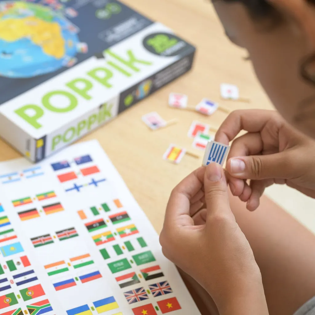 Poppik-globe-drapeaux-flags-stickers-planete-planisphere-enfant-6-copie-min-2048x2048.webp