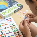 Poppik-globe-drapeaux-flags-stickers-planete-planisphere-enfant-6-copie-min-2048x2048.webp