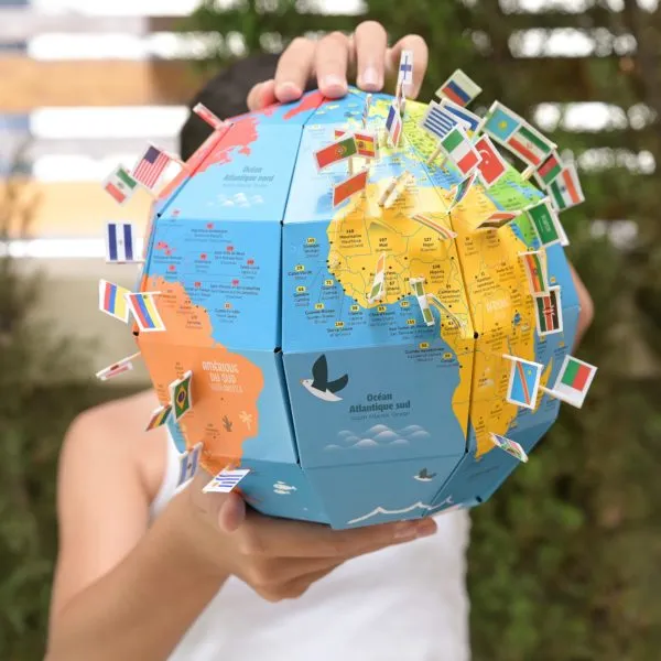 Poppik-globe-drapeaux-flags-stickers-planete-planisphere-enfant-30-copie-min-600x600.webp
