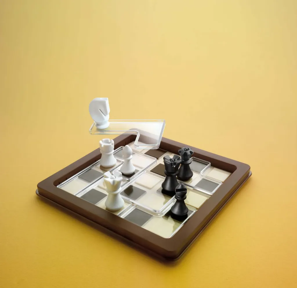 SmartGames_SG-458_Chess-Peace_lifestyle-shot-ecom_939e5c.webp
